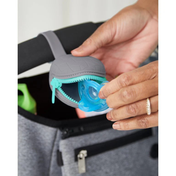 Skidaddle by Skip Hop Porta Chupón De Silicón Con Cierre - Imagen 8