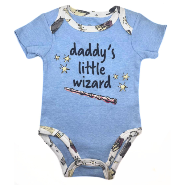 Harry Potter Set 3 Pzas Pañalero Gris, Pantalón Y Gorrito Con Estampado De Objetos Mágicos - Imagen 4