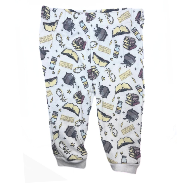 Harry Potter Set 3 Pzas Pañalero Gris, Pantalón Y Gorrito Con Estampado De Objetos Mágicos - Imagen 3