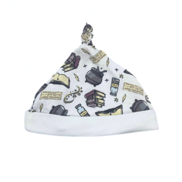 Harry Potter Set 3 Pzas Pañalero Gris, Pantalón Y Gorrito Con Estampado De Objetos Mágicos - Imagen 2