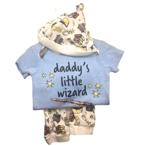 Harry Potter Set 3 Pzas Pañalero Gris, Pantalón Y Gorrito Con Estampado De Objetos Mágicos